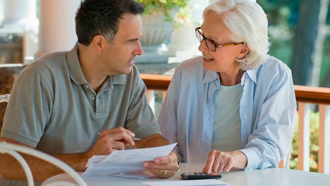 Families should use a contract when hiring a senior caregiver